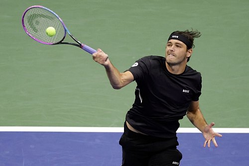 Taylor Fritz hat auch das elfte Duell mit Novak Djokovic verloren. - © Adam Hunger/AP/dpa