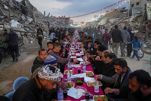 Trotz der Zerstörungen versuchen viele Menschen in Gaza, den muslimischen Fastenmonat Ramadan einigermaßen würdig zu feiern. - © Abdel Kareem Hana/AP/dpa