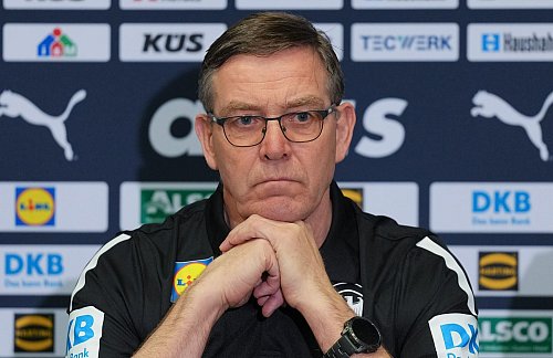 Bundestrainer Alfred Gislason ist der älteste Auswahl-Coach bei der Handball-WM. - © Soeren Stache/dpa