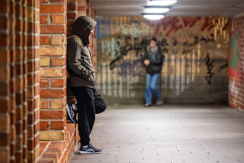 Frauen fühlen sich im öffentlichen Raum häufiger unsicher als Männer. - © Sina Schuldt/dpa