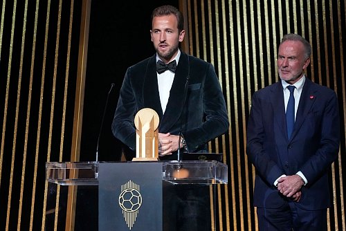 Harry Kane (l) bei der Ballon d\\\'Or-Veranstaltung am Montagabend in Paris, neben ihm der frühere Bayern-Chef Karl-Heinz Rummenigge. - © Michel Euler/AP