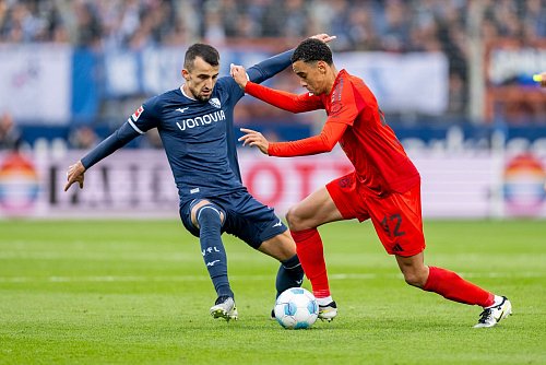 Jamal Musiala (r) spielte bei Bayerns 5:0 in Bochum groß auf. - © David Inderlied/dpa