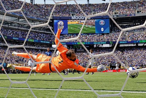 PSG-Torwart Gianluigi Donnarumma kommt nicht ran an den platzierten Schuss von Cole Palmer. - © Adam Hunger/AP/dpa