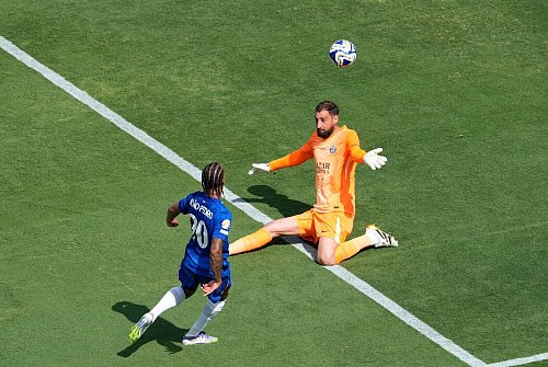 Chelsea-Stürmer João Pedro lupft den Ball über PSG-Torwart Gianluigi Donnarumma hinweg zum 3:0 ins Tor. - © Pamela Smith/AP/dpa