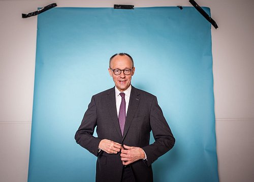 Am 20. Januar übernimmt Donald Trump die Regierungsgeschäfte in den USA. Wie soll sich Berlin auf dessen Politik gegenüber Kiew vorbereiten? Unions-Kanzlerkandidat Merz hat konkrete Vorstellungen. - © Michael Kappeler/dpa