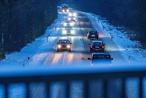 Auf glatten Straßen gerieten zahlreiche Fahrer und Fahrerinnen ins Schleudern. - © Armin Weigel/dpa