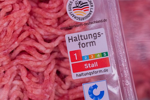 Hinter den grün gekennzeichneten Türen befindet sich aber auch Hackfleisch aller Haltungsformen. Daran gibt es Kritik. - © Rolf Vennenbernd/dpa