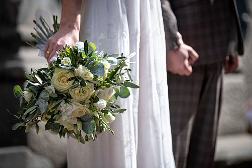 Hand in Hand ins Glück: Schon die Feier verläuft aber nicht immer harmonisch, weil Gäste vermeintlich «witzige» Bräuche einbringen. - © Sina Schuldt/dpa/dpa-tmn