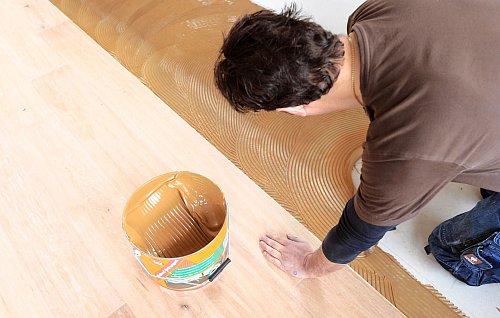 Das nötige Wissen für aufwendige DIY-Projekte können sich Heimwerker etwa bei Kursen im Baumarkt aneignen. - © Markus Scholz/dpa-tmn