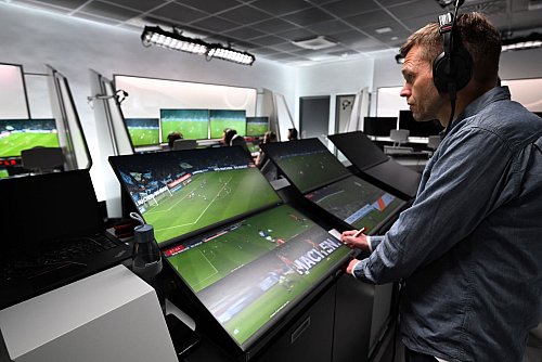 Jochen Drees ist Leiter Innovation und Technologie bei der DFB Schiri GmbH. (Archivbild) - © Federico Gambarini/dpa