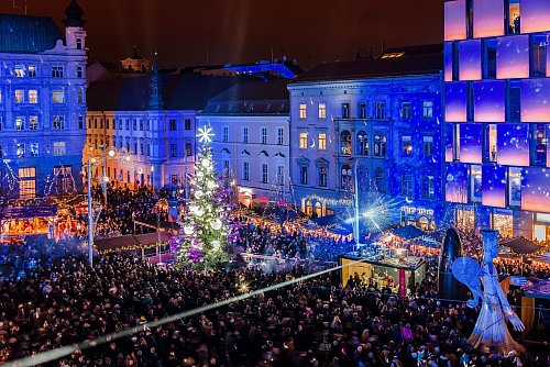 Im Zentrum steht der hell erleuchtete Christbaum: Weihnachtsmarkt am Platz der Freiheit in Brünn. - © Pavel Gabzdyl/Czech Tourism/dpa-tmn