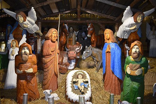 Am Dominikanerplatz steht diese große Weihnachtskrippe mit lebensgroßen Krippenfiguren - geschaffen vom Schnitzer Ji?í Halouzek. - © Ute Müller/dpa-tmn