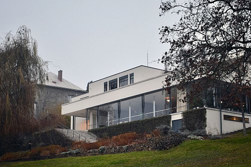 Abseits des Weihnachtstrubels: Die Villa Tugendhat, die 1928 von Mies van der Rohe entworfen wurde, zählt zum Weltkulturerbe der Unesco. - © Ute Müller/dpa-tmn