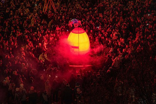 Feuer frei: Bei der Eröffnung des Weihnachtsmarktes entzündete eine Drachenfigur den Christbaum am Freiheitsplatz. - © Michal Ruzicka/TIC Brno/dpa-tmn