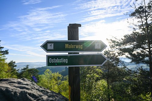 Hinweisschilder in der Sächsischen Schweiz: Das Gebiet ist ein schönes Wanderrevier. Auf den Spuren von Künstlern ist man auf dem Malerweg unterwegs. - © Robert Michael/dpa