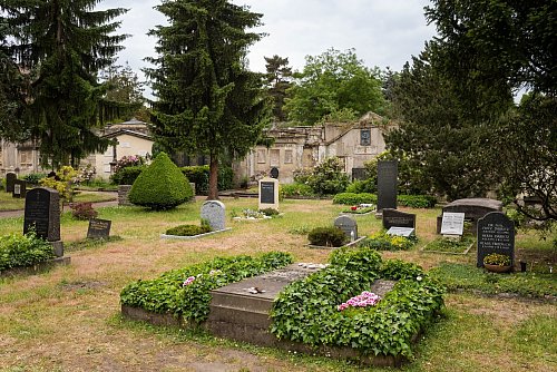 Letzte Ruhestätte Trinitatisfriedhof: Das Grab von Caspar David Friedrich befindet sich in Dresden. - © Sven Döring für DMG/Sven Döring für DMG/dpa