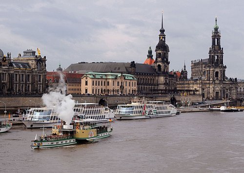 An Bord von historischen Schiffen über die Elbe: Schaufelraddampfer der Sächsischen Dampfschifffahrt verkehren zwischen Dresden und dem Elbsandsteingebirge. Friedrich setzte noch mit einem einfachen Kahn über den Fluss. - © Matthias Hiekel/dpa-Zentralbild/dpa
