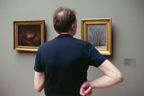 14 Gemälde Caspar David Friedrichs sind im Bestand des Albertinums in Dresden, darunter «Zwei Männer in Betrachtung des Mondes» von 1819/20 (links im Bild). - © Sven Döring für DMG/Sven Döring für DMG/dpa