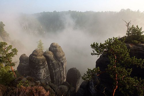 Felsen und Nebel in der Sächsischen Schweiz: Schon um 1800 galt die Formation Bastei als touristisch interessantes Ziel. Caspar David Friedrich inspirierte sie zu einem seiner berühmtesten Gemälde. - © Ralf Hirschberger/dpa-Zentralbild/dpa