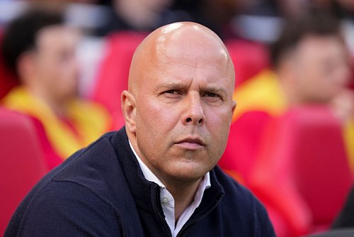 Liverpool-Coach Arne Slot war ausschlaggebend für die Wirtz\\\'-Entscheidung zum LFC. - © Jon Super/AP/dpa