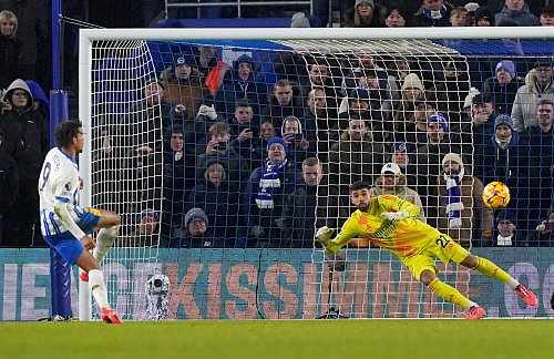 Joao Pedro von Brighton & Hove Albion trifft per Elfmeter zum 1:1. - © Jonathan Brady/PA Wire/dpa