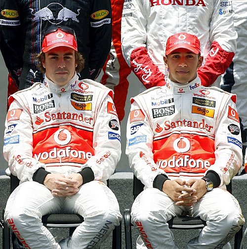 Keine besten Freunde - damals kostete ein Giftduell einem der McLaren-Fahrer die WM. - © picture alliance / dpa