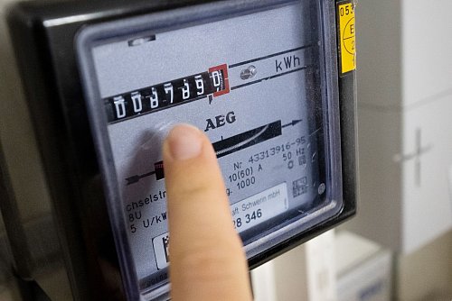 Stromkunden können mit Entlastung bei Netzentgelten rechnen (Archivbild). - © Philip Dulian/dpa