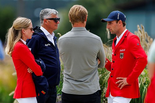 Team-Besprechung bei der EM der Springreiter. - © Stefan Lafrentz/dpa