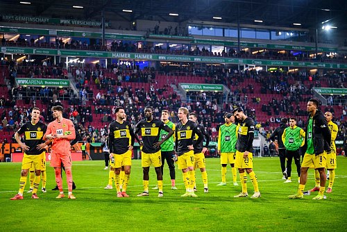 Pfiffe nach der Niederlage: Die BVB-Profis vor ihren mitgereisten Fans. - © Tom Weller/dpa