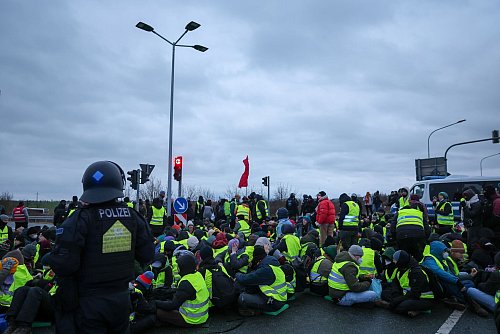 Mehrere Straßen wurden bei Protestaktionen blockiert. - © Jan Woitas/dpa