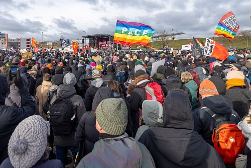 An der zentralen Kundgebung nahmen laut Polizei mehrere Tausend Menschen teil. - © Daniel Wagner/dpa