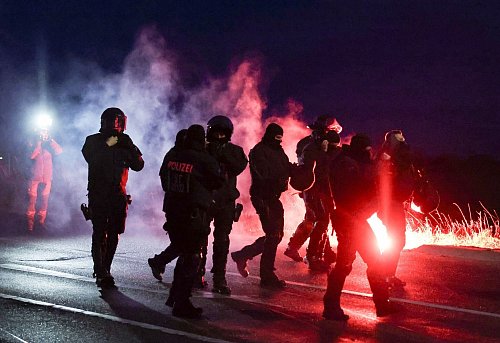 Vereinzelt wurde Pyrotechnik gezündet. - © Jan Woitas/dpa