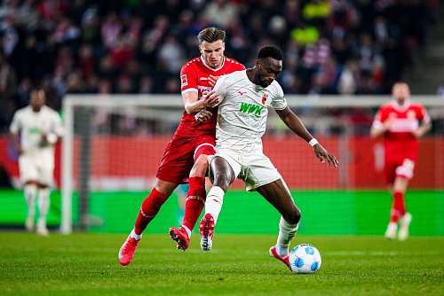Ermedin Demirovic (l) ist zurück an alter Wirkungsstätte in Augsburg. - © Tom Weller/dpa