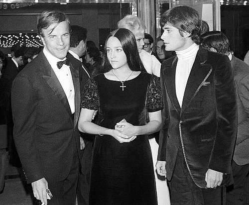Später verklagten die beiden Schauspieler erfolglos die Produktionsfirma, weil Regisseur Franco Zeffirelli (links) eine Nacktszene von ihnen verlangte, aber sie während der Dreharbeiten noch minderjährig waren. - © Eustache Cardenas/AP/dpa