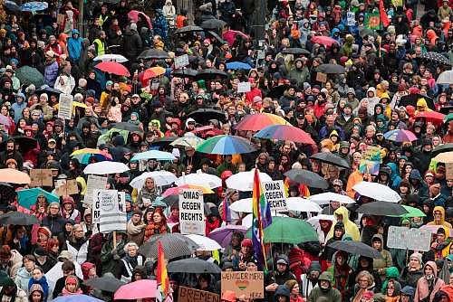 Die «Stadtbild»-Debatte hat bundesweit zu Demonstrationen geführt. (Archivbild) - © Focke Strangmann/dpa