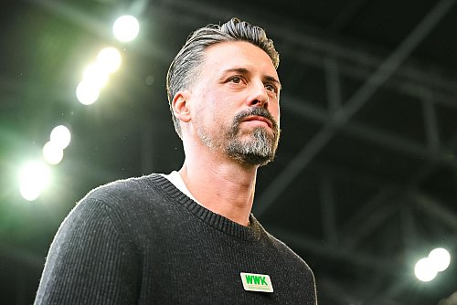 Augsburgs Coach Sandro Wagner stand schon vor dem Duell gegen Wolfsburg unter Druck. - © Harry Langer/dpa