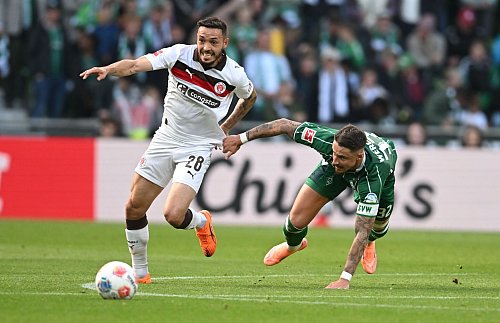 Hier geblieben: Werders Marco Friedl (r) verfolgt St. Paulis Mathias Pereira Lage. - © Carmen Jaspersen/dpa