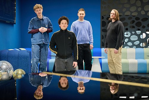 Die markante Stimme des Leadsängers Vincent Waizenegger (2.v.l0.) steht im Fokus. (Archivbild) - © Annette Riedl/dpa