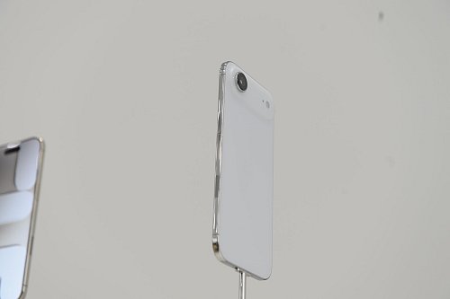 Fast die ganze Technik steckt beim iPhone Air im Kamerabuckel. So bleibt mehr Platz für die Batterie. - © Andrej Sokolow/dpa