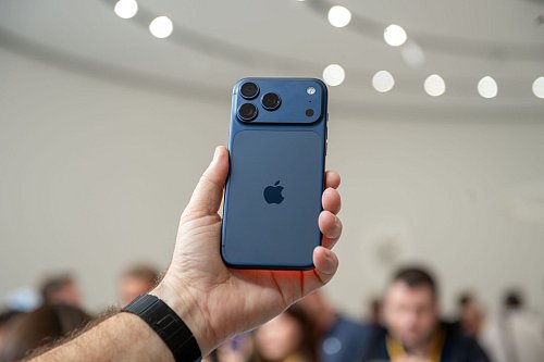 Der Kamerabuckel beim neuen iPhone 17 Pro ist jetzt breiter. - © Andrej Sokolow/dpa-tmn/dpa