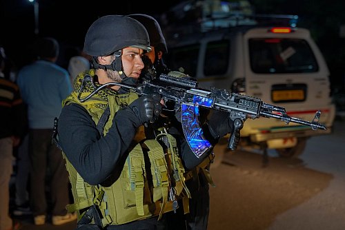 Indische Polizisten kontrollieren Straßen im Süden Kaschmirs, nachdem dort Angreifer wahllos das Feuer auf Touristen eröffnet haben. (Foto aktuell) - © Dar Yasin/AP/dpa