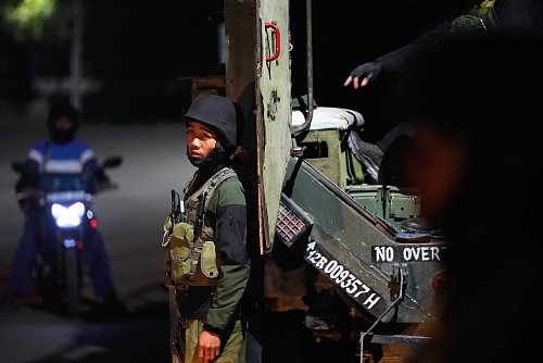 Eine Suche nach den Angreifern wurde eingeleitet. - © Dar Yasin/AP/dpa