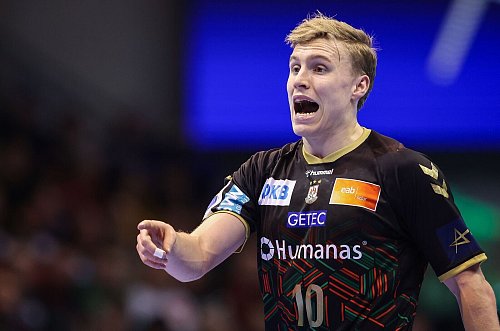 Früh in der Zuschauerrolle: Magdeburgs Gisli Kristjansson. - © Ronny Hartmann/dpa-Zentralbild/dpa