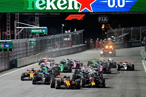 Bei seinem Manöver gegen Max Verstappen (vorne rechts) verzockt sich Lando Norris (vorne rechts) - © John Locher/AP/dpa