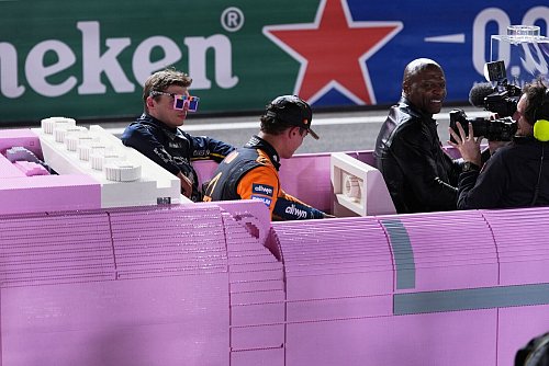 Las Vegas eben - im pinken Lego-Cadillac ging es zur Siegerehrung. - © Eric Gay/AP/dpa