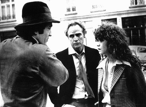 Bertolucci (l) im Gespräch mit seinen Hauptdarstellern Marlon Brando und Maria Schneider bei den Dreharbeiten zu dem Film «Der letzte Tango in Paris» 1972. - © UPI/dpa