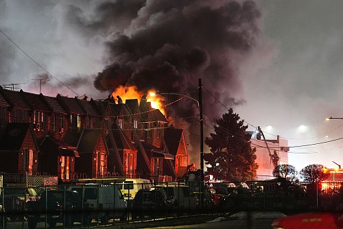 Über der Unglücksstelle stiegen große Rauchschaden auf. - © Matt Rourke/AP/dpa