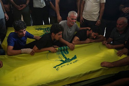 Die Hisbollah will mit ihrem Kampf gegen Israel nach eigenen Angaben die Hamas im Gazastreifen unterstützen. - © Mohammed Zaatari/AP/dpa
