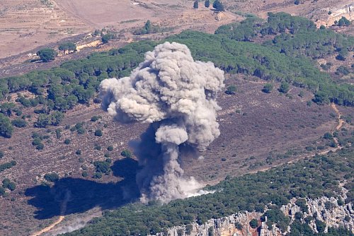 Israel kündigte an, es werde seine Angriffe auf die Schiitenmiliz Hisbollah noch verschärfen. - © Hussein Malla/AP
