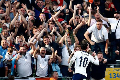 Die Fans in Dublin bejubeln Englands Jack Grealish nach seinem Tor in der 26. Spielminute. - © Peter Morrison/AP/dpa